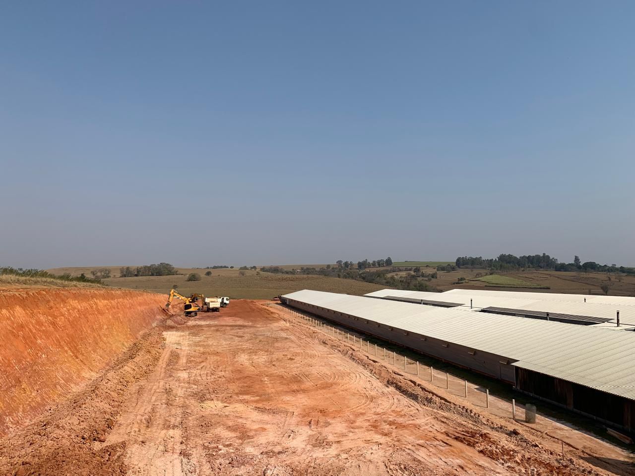 Trabalho de terraplenagem em destaque